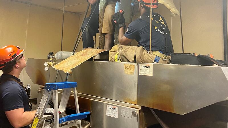 Los bomberos rescataron al sujeto que quedó atrapado en ductos de ventilación de la pizzería.
