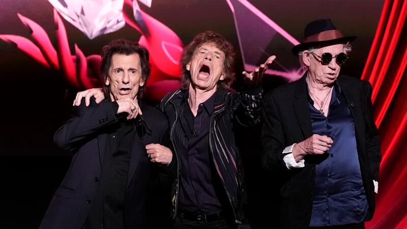 Ronnie Wood, de izquierda a derecha, Mick Jagger, y Keith Richards posan para retratos en la...