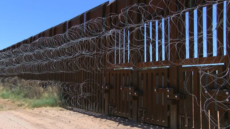 Telemundo Texas informa que Aguilar primero se enredó en un alambre de púas mientras intentaba...